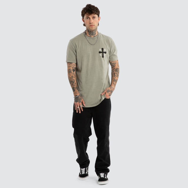 Model wears Hyped Dual Curve Tee Pigment Shadow T-Shirts Grey – image 4