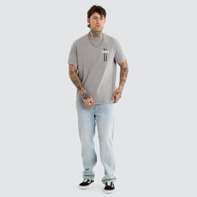 Model wears Ravage Standard Tee Pigment Alloy T-Shirts Grey – image 4