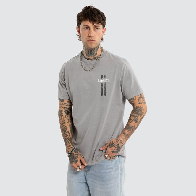 Model wears Ravage Standard Tee Pigment Alloy T-Shirts Grey – image 1