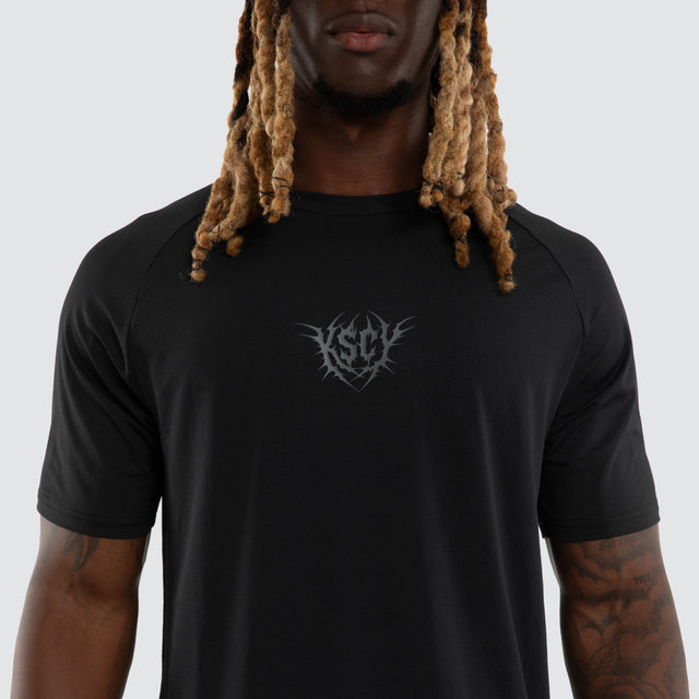 Model wears Fuel Training Raglan Tee Anthracite Black T-Shirts Black – image 4