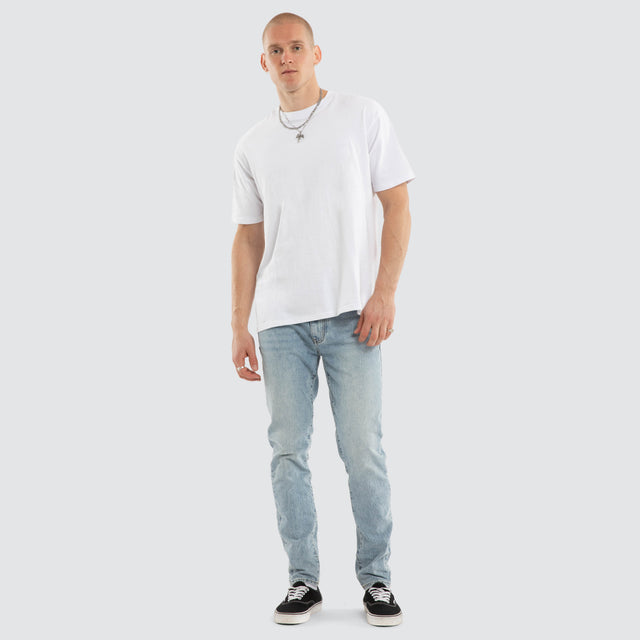 Model wears K3 Slim Jean Horizon Blue Pants Blue – image 3
