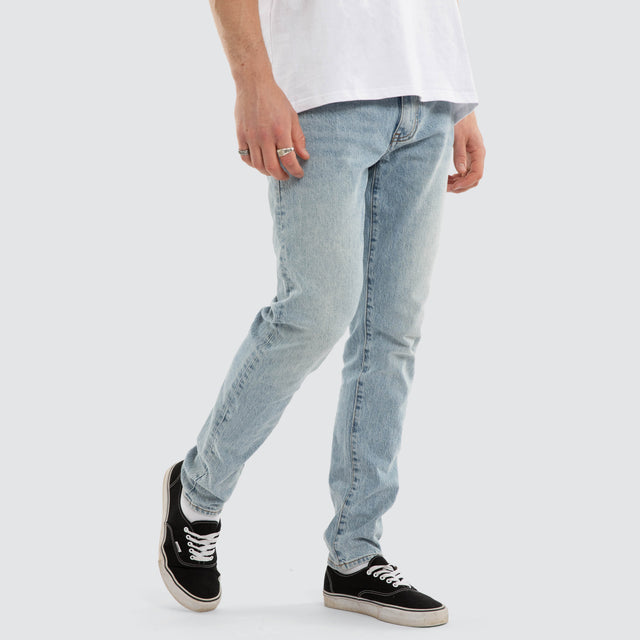 Model wears K3 Slim Jean Horizon Blue Pants Blue – image 1