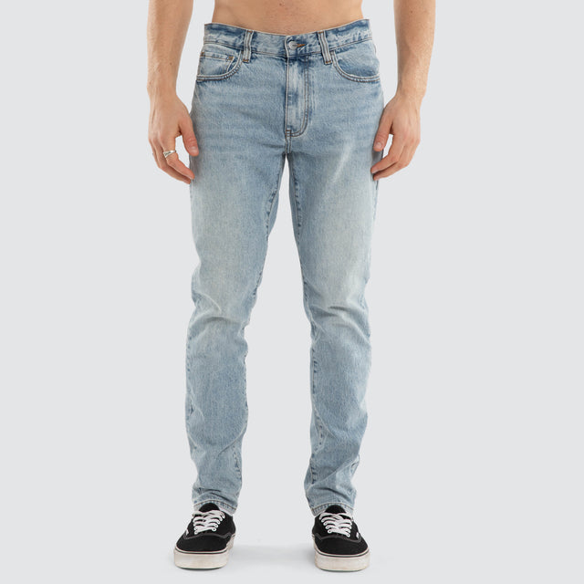 Model wears K3 Slim Jean Horizon Blue Pants Blue – image 4