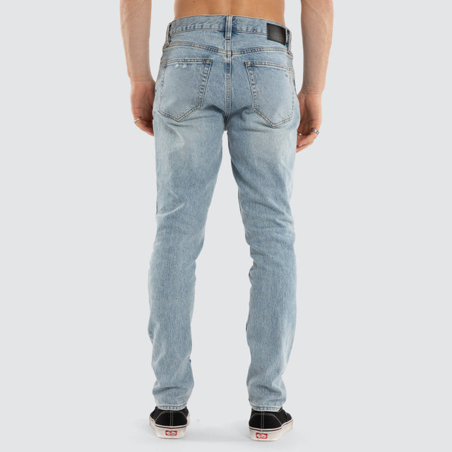 Model wears K3 Slim Jean Horizon Blue Pants Blue – image 5