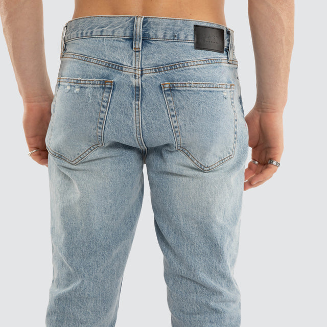Model wears K3 Slim Jean Horizon Blue Pants Blue – image 6