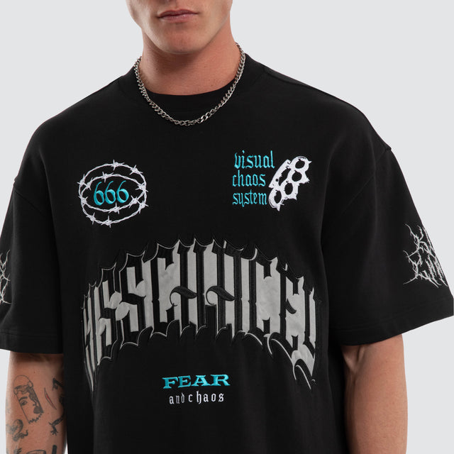 Model wears Eternity Loopback Street Tee Anthracite Black T-Shirts Black – image 4