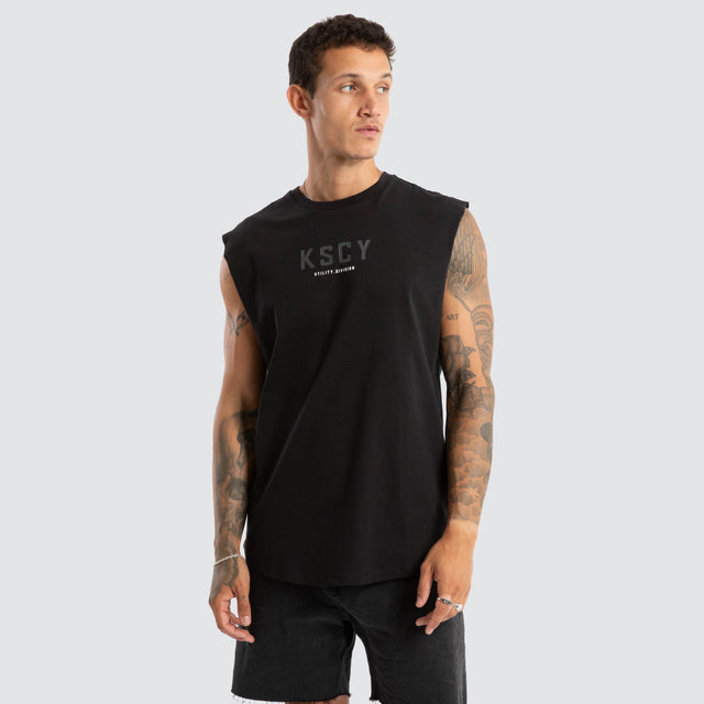 Model wears Visualise Dual Curved Muscle Jet Black Muscle Tees Black – image 4