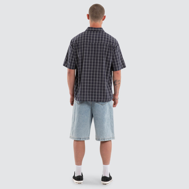 Model wears Forward Skate Short Sleeve Shirt Graphite Check Short Sleeve Shirts Grey – image 2
