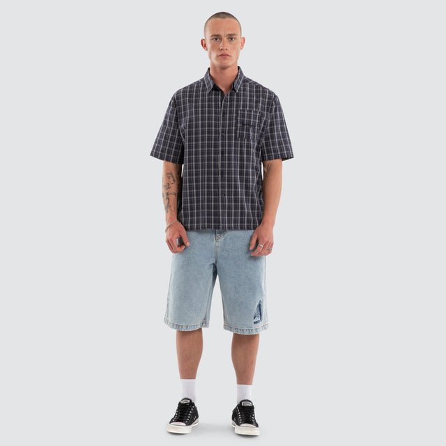 Model wears Forward Skate Short Sleeve Shirt Graphite Check Short Sleeve Shirts Grey – image 3
