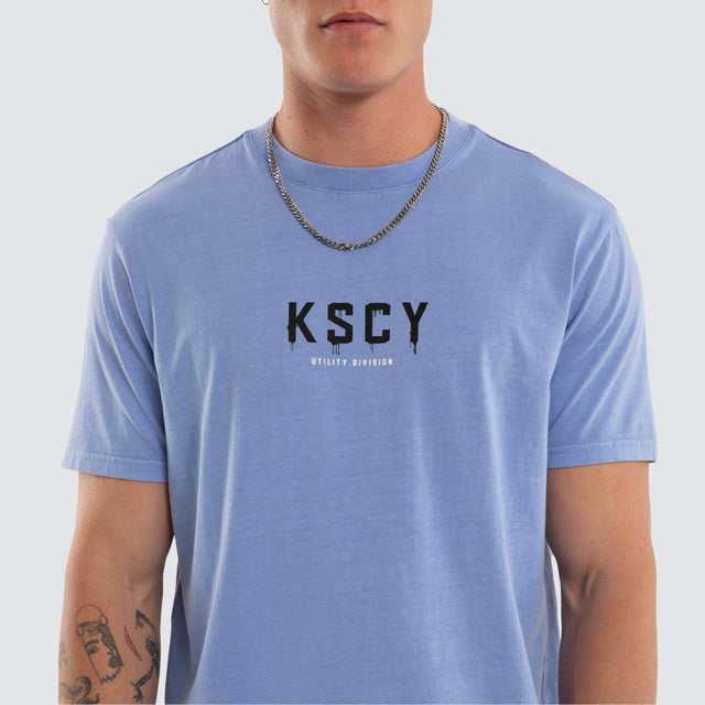 Model wears Division Dual Curved Tee Pigment Paloma T-Shirts Grey – image 4