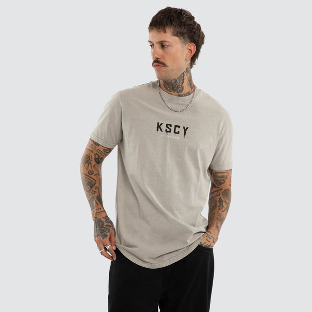 Model wears Division Dual Curved Tee Pigment Paloma T-Shirts Grey – image 1