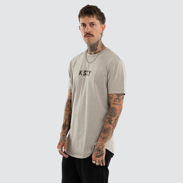 Model wears Division Dual Curved Tee Pigment Paloma T-Shirts Grey – image 3