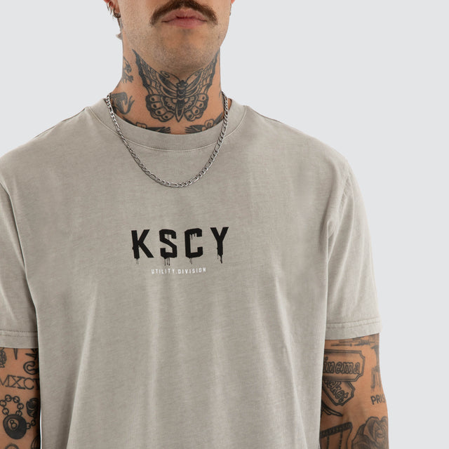 Model wears Division Dual Curved Tee Pigment Paloma T-Shirts Grey – image 4
