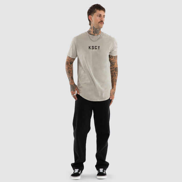Model wears Division Dual Curved Tee Pigment Paloma T-Shirts Grey – image 5