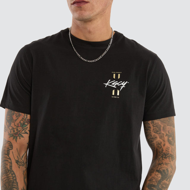 Model wears Stride Dual Curved Tee Jet Black T-Shirts Black – image 4