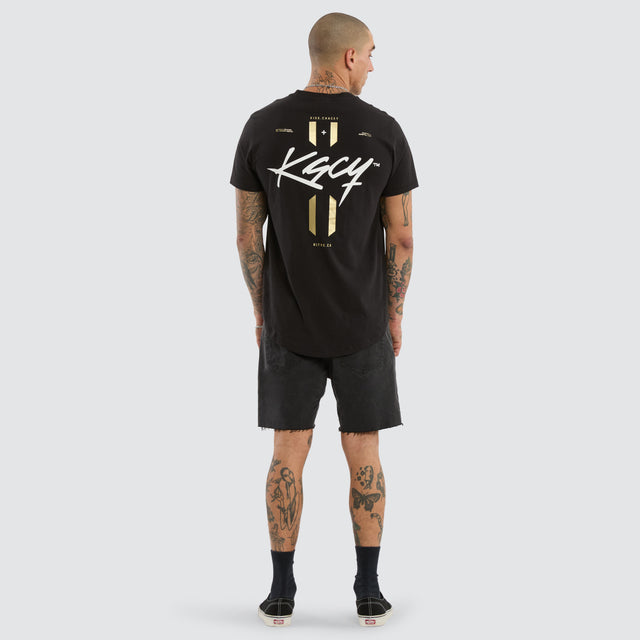 Model wears Stride Dual Curved Tee Jet Black T-Shirts Black – image 5