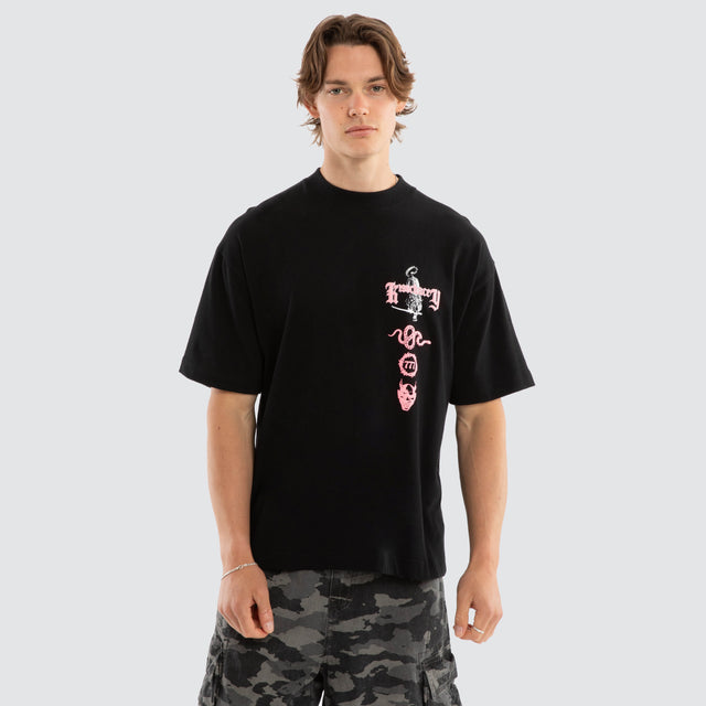 Model wears Zion Street Tee Jet Black T-Shirts Black – image 3