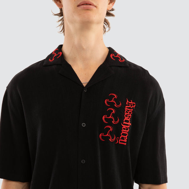 Model wears Shadowrun SS Button Up Shirt Jet Black Short Sleeve Shirts Black – image 4