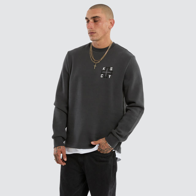 Model wears Roast Layered Sweater Asphalt Jumpers Grey – image 4