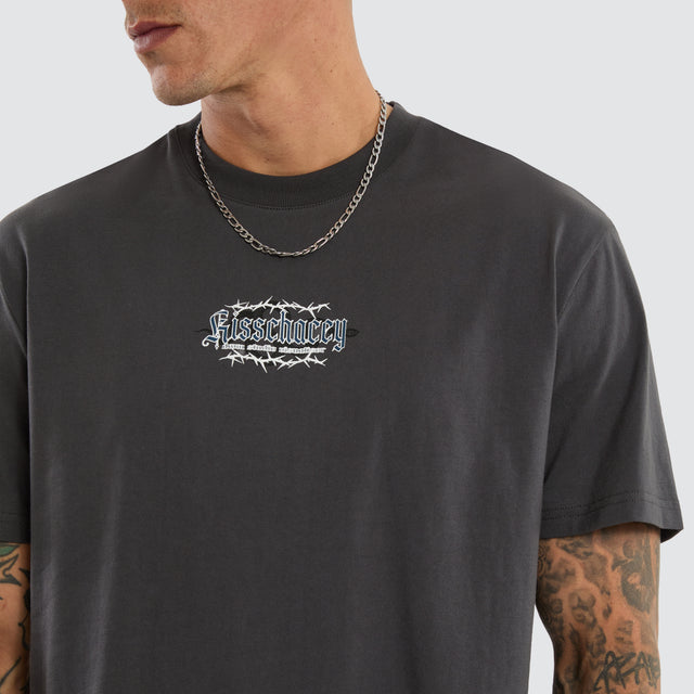 Model wears Risen Relaxed Tee Asphalt T-Shirts Grey – image 4
