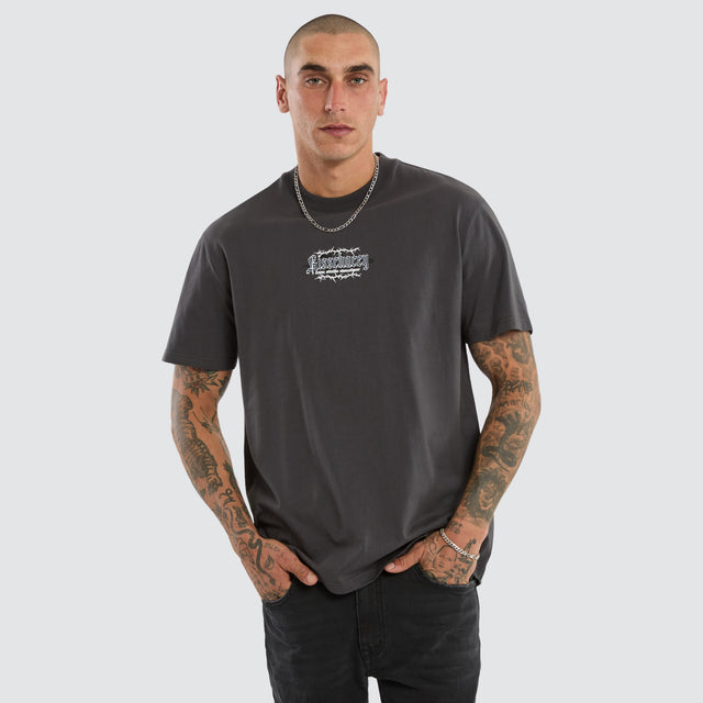 Model wears Risen Relaxed Tee Asphalt T-Shirts Grey – image 3