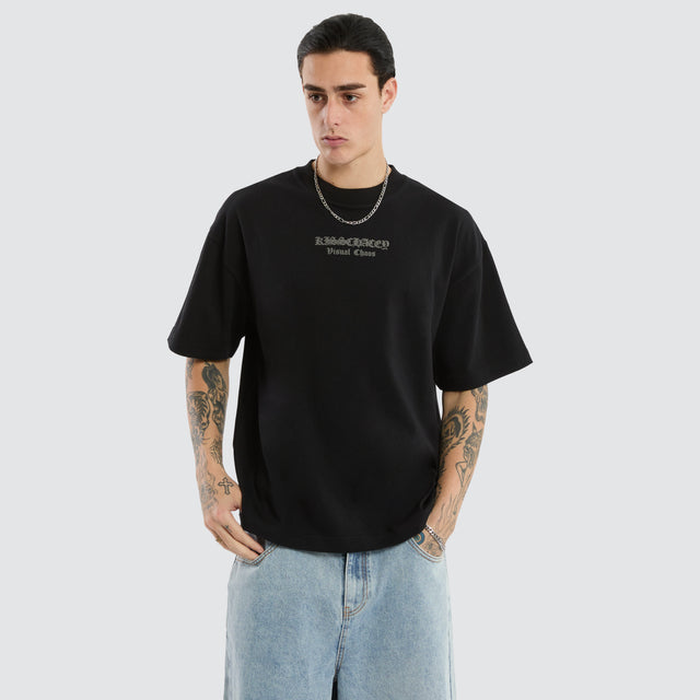 Model wears Predator Street Tee Jet Black T-Shirts Black – image 4