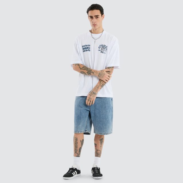 Model wears Clusters Street Tee Optical White T-Shirts White – image 2