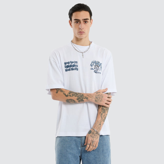 Model wears Clusters Street Tee Optical White T-Shirts White – image 4