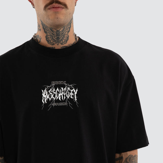Model wears Blackthorn Street Tee Jet Black T-Shirts Black – image 5