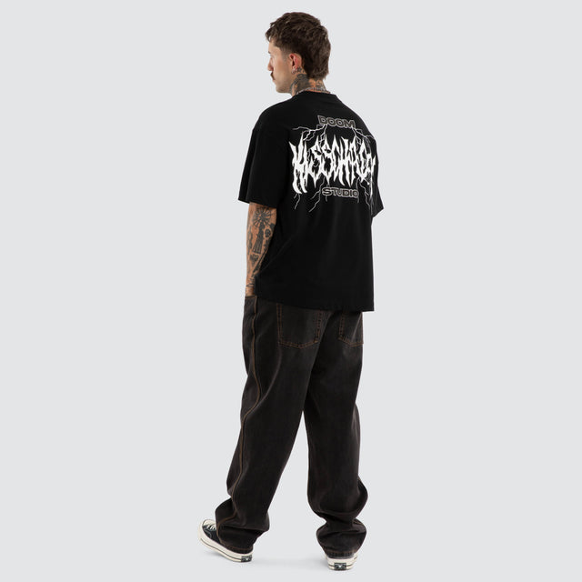 Model wears Blackthorn Street Tee Jet Black T-Shirts Black – image 3