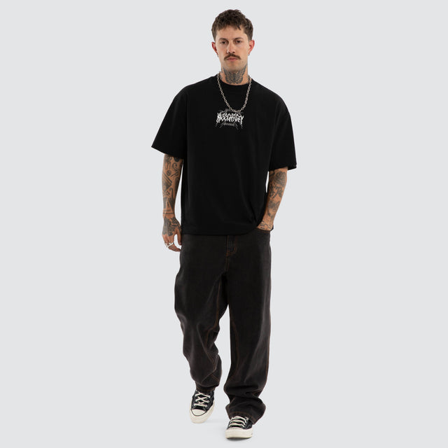 Model wears Blackthorn Street Tee Jet Black T-Shirts Black – image 4