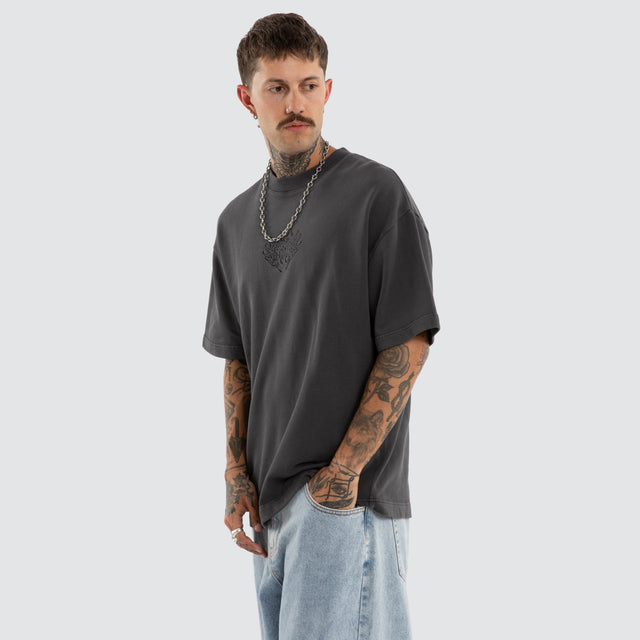 Model wears Crossfade Loopback Street Tee Pigment Asphalt T-Shirts Grey – image 4