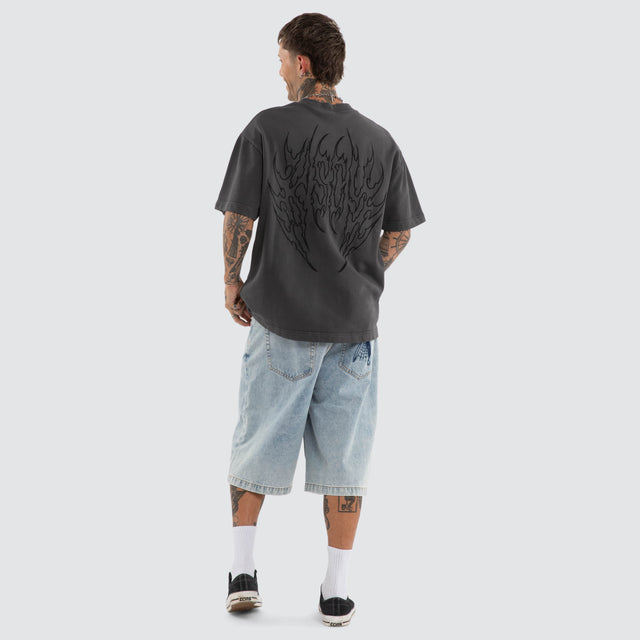 Model wears Crossfade Loopback Street Tee Pigment Asphalt T-Shirts Grey – image 3
