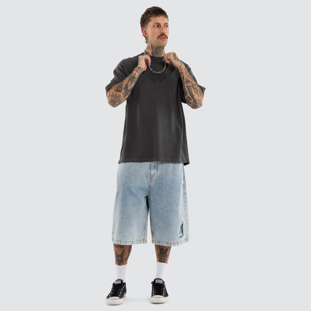 Model wears Crossfade Loopback Street Tee Pigment Asphalt T-Shirts Grey – image 5