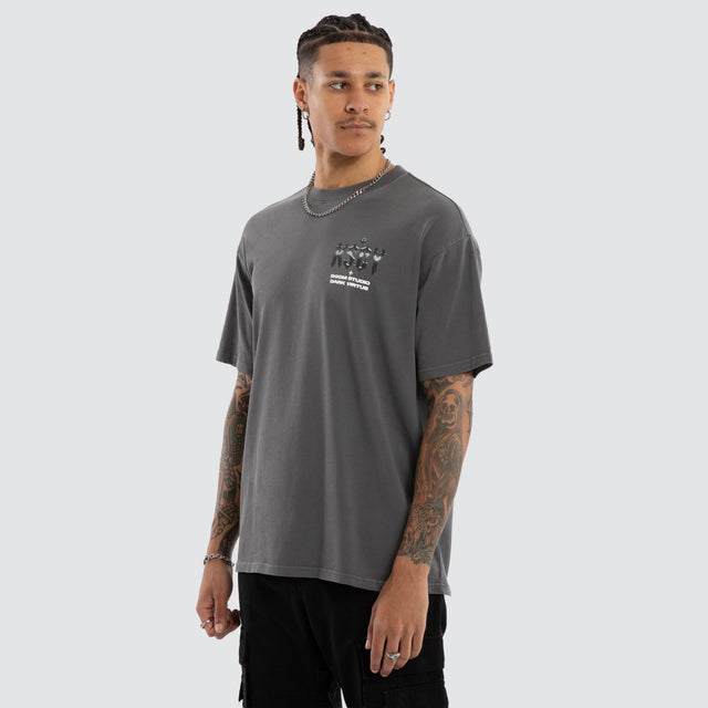 Model wears Chrome Relaxed Tee Pigment Charcoal T-Shirts Grey – image 3