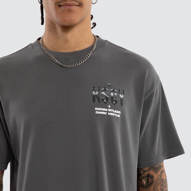 Model wears Chrome Relaxed Tee Pigment Charcoal T-Shirts Grey – image 4