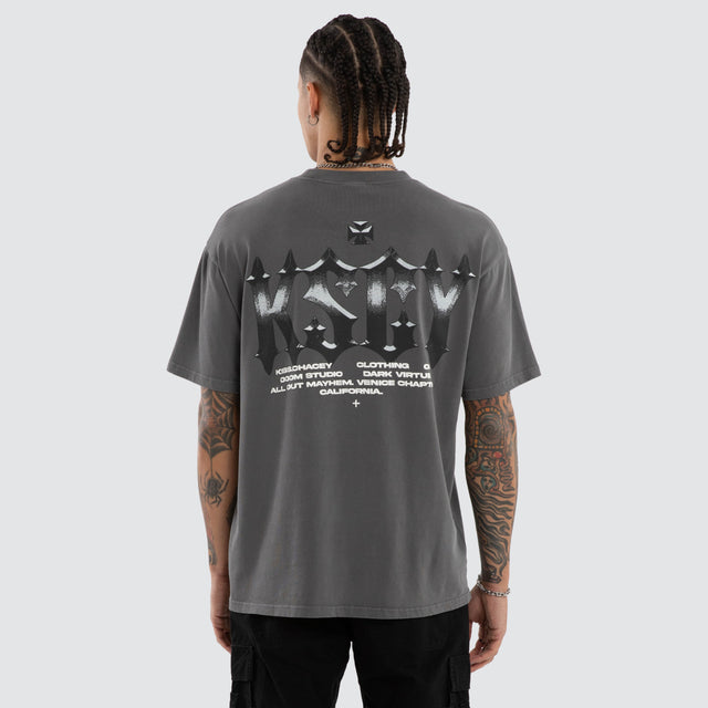 Model wears Chrome Relaxed Tee Pigment Charcoal T-Shirts Grey – image 1