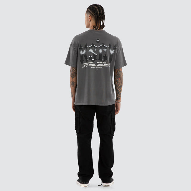 Model wears Chrome Relaxed Tee Pigment Charcoal T-Shirts Grey – image 5