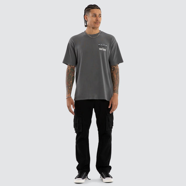 Model wears Chrome Relaxed Tee Pigment Charcoal T-Shirts Grey – image 2