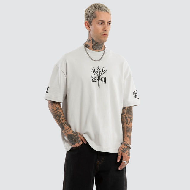 Model wears Distorted Loopback Street Tee Glacier Grey T-Shirts Grey – image 3