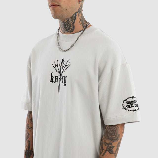 Model wears Distorted Loopback Street Tee Glacier Grey T-Shirts Grey – image 4