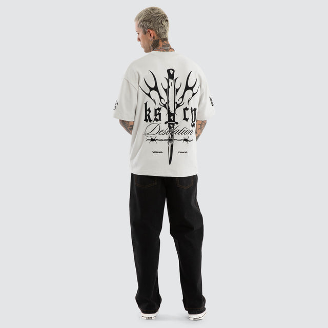 Model wears Distorted Loopback Street Tee Glacier Grey T-Shirts Grey – image 5
