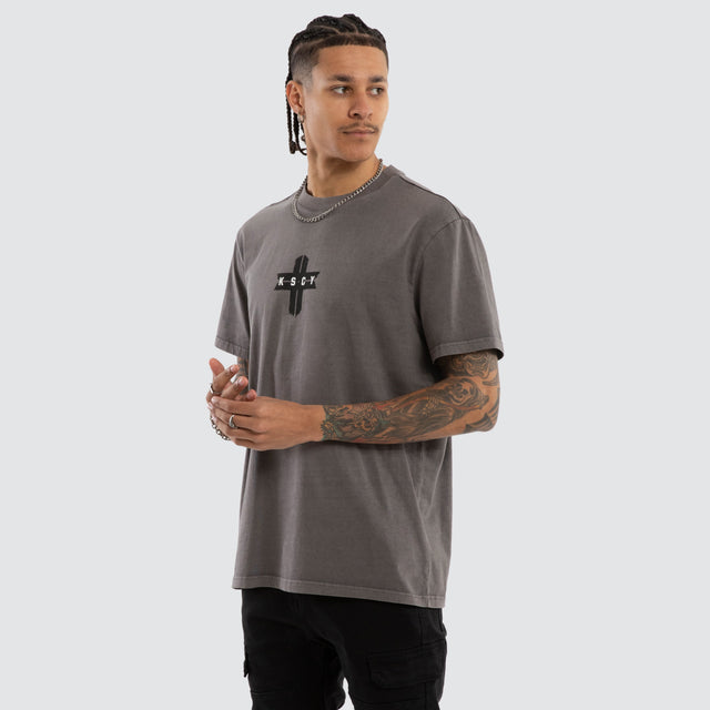 Model wears Endeavour Relaxed Tee Pigment Boulevard T-Shirts Grey – image 3