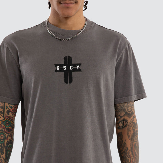 Model wears Endeavour Relaxed Tee Pigment Boulevard T-Shirts Grey – image 4