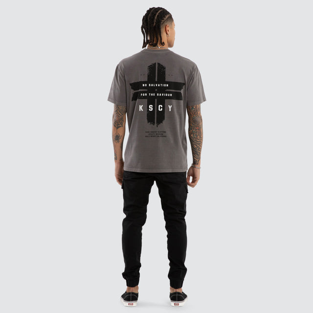 Model wears Endeavour Relaxed Tee Pigment Boulevard T-Shirts Grey – image 5