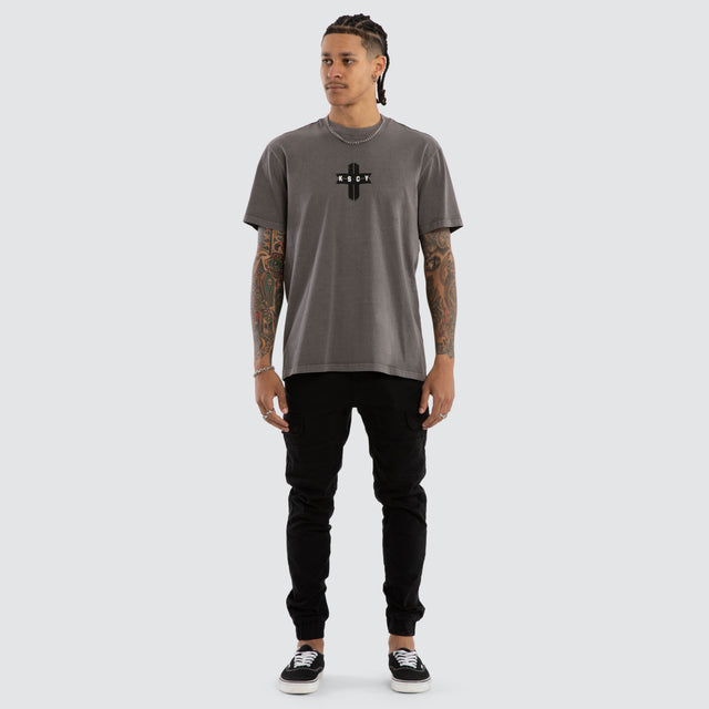 Model wears Endeavour Relaxed Tee Pigment Boulevard T-Shirts Grey – image 2