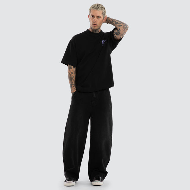 Model wears Mamba Street Tee Anthracite Black T-Shirts Black – image 3