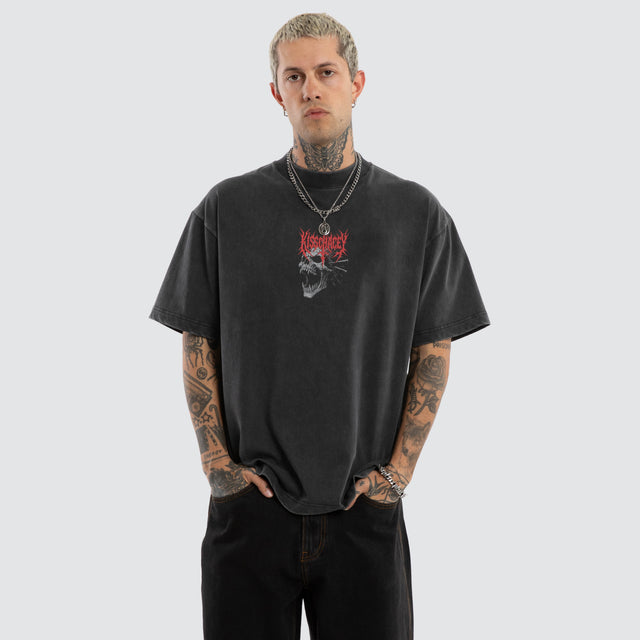 Model wears Mythic Street Tee Snow Anthracite T-Shirts Black – image 5