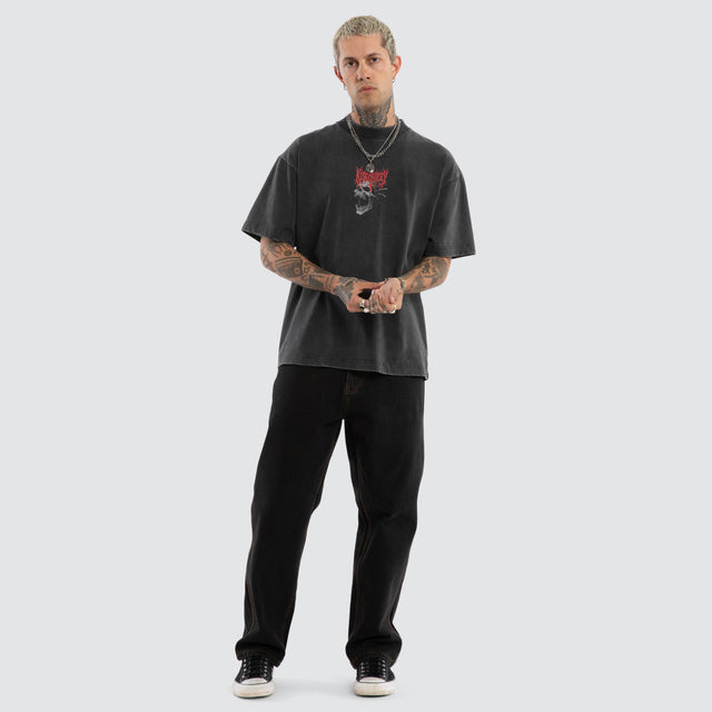Model wears Mythic Street Tee Snow Anthracite T-Shirts Black – image 4