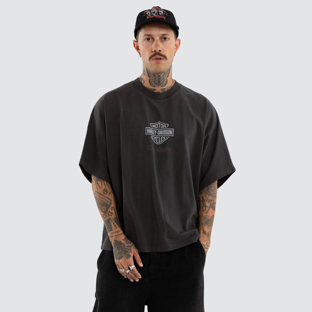 Model wears Exhaust Batwing Tee Pigment Black T-Shirts Black – image 3